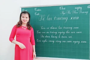 Cô giáo Ngô Thu Trang trong cuộc thi viết chữ đẹp nhân dịp 20/11