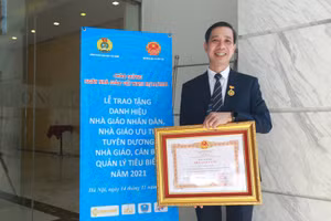 PGS.TS Nguyễn Thanh Chương trong niềm vui đón nhận danh hiệu Nhà giáo ưu tú