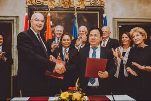 GS.TS Đinh Văn Sơn trao đổi thỏa thuận hợp tác với ĐH IMC Krems, Cộng hòa Áo