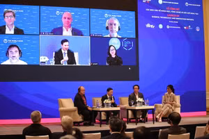 Đại biểu thảo luận về báo cáo Khoa học Công nghệ và Đổi mới Sáng tạo tại Việt Nam. 