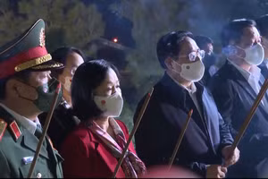 Thủ tướng Phạm Minh Chính và các đại biểu lãnh đạo Đảng, Nhà nước dâng hoa, hương tưởng nhớ Đại tướng Võ Nguyên Giáp (Ảnh: N.M).