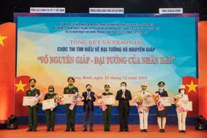 Ông Nguyễn Trọng Nghĩa, Bí thư Trung ương Đảng, Trưởng ban Tuyên giáo Trung ương tặng hoa và bằng khen các tác giả, nhóm tác giả đoạt giải tại cuộc thi.