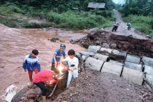 Bề mặt ngầm tràn bị cuốn trôi khiến việc di chuyển của người dân gặp nhiều khó khăn.