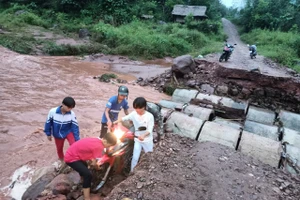 Bề mặt ngầm tràn bị cuốn trôi khiến việc di chuyển của người dân gặp nhiều khó khăn.