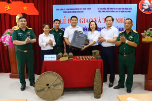 Đại diện Bảo tàng Chiến thắng Điện Biên Phủ tiếp nhận hiện vật từ Chủ đầu tư và Ban Quản lý dự án Đầu tư mở rộng, nâng cấp Cảng hàng không Điện Biên.