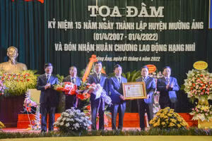 Thừa ủy quyền, các đồng chí lãnh đạo tỉnh Điện Biên trao tặng Huân chương Lao động hạng Nhì cho Huyện ủy, HĐND, UBND, Ủy ban Mặt trận Tổ quốc huyện Mường Ảng.