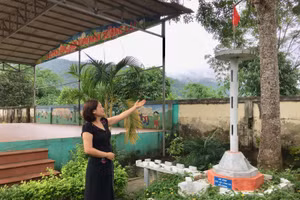 Cô Bùi Thị Quế giới thiệu không gian vui chơi của trường.