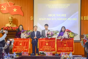 Ông Nguyễn Văn Đoạt (thứ 2 bên trái) Phó Giám đốc điều hành Sở GD&ĐT Điện Biên trao Cờ thi đua cho các đơn vị.