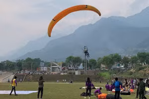 Phi công tham gia thi đấu giải dù lượn quốc tế mở rộng năm 2022.