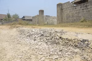 Dự án hồ Huổi Trạng Tai vừa mới thi công được chưa đầy 2 tháng thì con đường đường dân sinh phục vụ đi lại của hàng trăm hộ dân bản Hồng Lếch Cuông đã bị "băm nát".