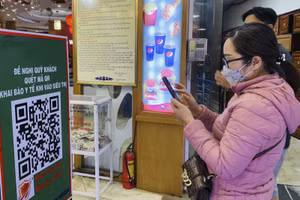 Việc chủ động quét mã QR đối với cán bộ, giáo viên và phụ huynh học sinh sẽ giúp việc sàng lọc, quản lý dịch bệnh thuận tiện, dễ dàng hơn. Ảnh: Minh Thùy.