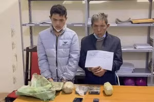 2 đối tượng buôn bán ma túy là Vừ A Phà và Vừ A Thinh cùng tang vật. Ảnh: CACC