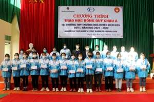 Đại diện Hội Khuyến học tỉnh Điện Biên trao học bổng cho các nữ sinh Trường THPT Mường Nhà (huyện Điện Biên). 