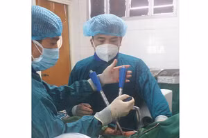 Các bác sĩ Khoa Chấn thương chỉnh hình - Bỏng (Bệnh viện Đa khoa tỉnh Điện Biên) thực hiện ca phẫu thuật. Ảnh: Linh Trang - BVĐK Điện Biên.