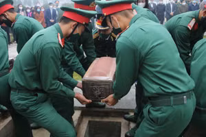 Điện Biên truy điệu và an táng hài cốt 6 liệt sĩ quân tình nguyện Việt Nam hy sinh tại Lào.