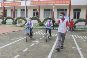 Học sinh Trường Tiểu học Trường Tiểu học Thanh Luông thực hành đi xe đạp an toàn dưới sự hướng dẫn của chuyên môn.