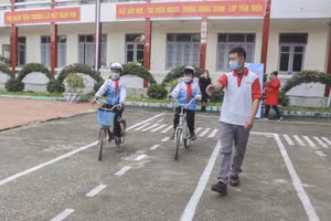 Học sinh Trường Tiểu học Trường Tiểu học Thanh Luông thực hành đi xe đạp an toàn dưới sự hướng dẫn của chuyên môn.