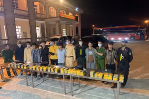 Các đối tượng bị bắt giữ cùng tang vật. Ảnh: Thu Trang.