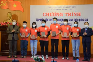 Lãnh đạo Sở GĐ&ĐT tỉnh Điện Biên tặng quà động viên học sinh Đội tuyển.