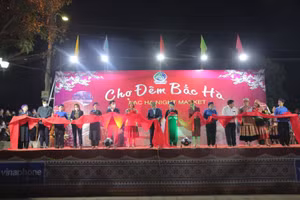 Lãnh đạo địa phương cắt băng khai mạc.