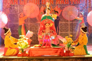 Màn biểu diễn Chầu Mẫu Thượng Thiên – Đình Phong và tốp múa.