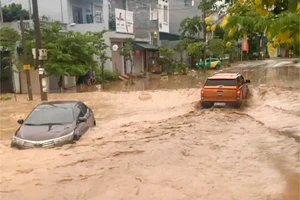 Sau 1 đêm mưa, nhiều tuyến đường tại TP. Điện Biên Phủ "chìm" trong biển nước đục ngàu. Ảnh NDCC.