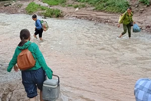 Giao thông chia cắt khiến tiến độ tiêm vắc xin Covid-19 tại Điện Biên bị ảnh hưởng lớn. 