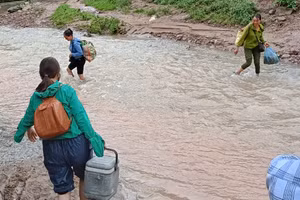 Giao thông chia cắt khiến tiến độ tiêm vắc xin Covid-19 tại Điện Biên bị ảnh hưởng lớn. 