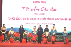 Học sinh khó khăn tại thành phố Điện Biên Phủ nhận học bổng và quà tặng.