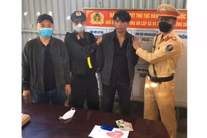 Lò Văn Oan cùng tang vật vụ án. Ảnh: Công an huyện Điện Biên.