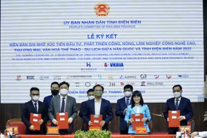 Đại diện Sở Nông nghiệp PTNT tỉnh Điện Biên và Hiệp hội, Doanh nghiệp Hàn Quốc ký kết biên bản hợp tác. 