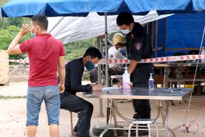 Người trên xe tải, xe cá nhân và phương tiện khác đến/về Điện Biên sẽ thực hiện khai báo y tế tại trạm bổ sung dưới chân đèo Pha Đin. Ảnh minh họa.