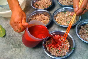 Nhiều bệnh nhân phải nhập viện sau khi ăn tiết canh.