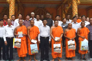 Ông Lâm Văn Mẫn, Bí thư Tỉnh ủy thăm trụ trì chùa ở Cù Lao Dung.