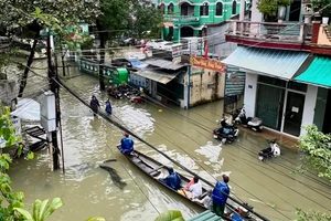 Mưa lớn gây ngập cục bộ, giao thông tê liệt tại TP Huế, tỉnh Thừa Thiên - Huế. (Ảnh: Hoàng Hải)