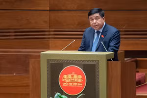 Ông Nguyễn Chí Dũng, Bộ trưởng Bộ Kế hoạch và Đầu tư trình bày báo cáo.