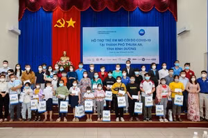 Các em nhỏ mồ côi do Covid-19 tại Bình Dương nhận hỗ trợ từ P&G Việt Nam.