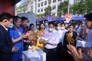 Thủ tướng Phạm Minh Chính và các đại biểu thăm các gian trưng bày tại Ngày hội khởi nghiệp quốc gia của học sinh, sinh viên lần thứ IV.