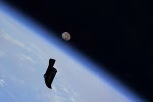 'Vệ tinh Hiệp sĩ Đen', vật thể lạ gây tranh cãi.