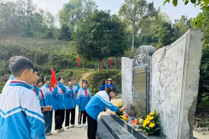 Học sinh Trường THCS Mường Thanh thường xuyên thắp hương tại các điểm di tích lịch sử.