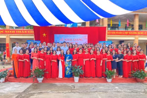 Tập thể sư phạm nhà trường chụp ảnh lưu niệm. Ảnh: Trường THCS Him Lam