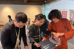 Với album Rạng Đông, nghệ sĩ Ngô Hồng Quang thể hiện tinh thần yêu cái đẹp, yêu văn hóa bản địa và âm nhạc dân tộc.