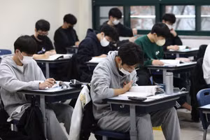 Tỷ lệ sinh giảm khiến các trường đại học khó tuyển sinh, giảm thu nhập.