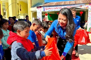 Chị Y Việt Sa - Phó Bí thư Tỉnh đoàn Kon Tum tặng quà Tết cho học sinh huyện biên giới Đăk Glei (Kon Tum). Ảnh: Dung Nguyễn