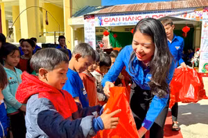 Chị Y Việt Sa - Phó Bí thư Tỉnh đoàn Kon Tum tặng quà Tết cho học sinh huyện biên giới Đăk Glei (Kon Tum). Ảnh: Dung Nguyễn