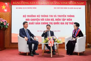 Bộ trưởng Bộ TT&TT Nguyễn Mạnh Hùng chia sẻ về chuyển đổi số với cán bộ, biên tập viên Nhà xuất bản Chính trị quốc gia Sự thật. Ảnh: NXB.