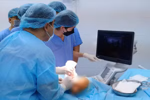 Các bác sĩ Bệnh viện Da liễu TPHCM thực hiện cấp cứu ca biến chứng do căng da mặt. Ảnh: L.A