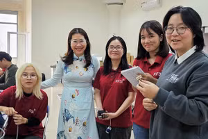 PGS Lê Minh Thùy (áo dài) và các sinh viên của nhóm nghiên cứu.