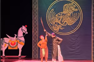 Trích đoạn kinh điển 'Lý trưởng - mẹ Đốp' trong vở chèo cổ 'Quan Âm Thị Kính' biểu diễn tại sự kiện 'Phi hề bất thành chèo'. Ảnh: BTC.