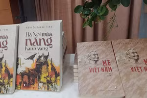 Sau tưởng niệm, ban tổ chức ra mắt sách của đồng đội nhà văn Dương Thị Xuân Quý tại chiến trường khu 5. Ảnh: Bình Thanh 